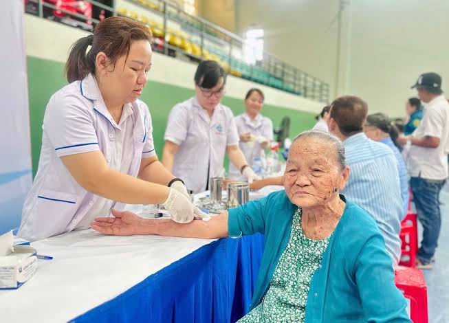 TP.HCM: Đưa khám sức khỏe định kỳ đến tận nhà người dân gặp khó khăn trong đi lại